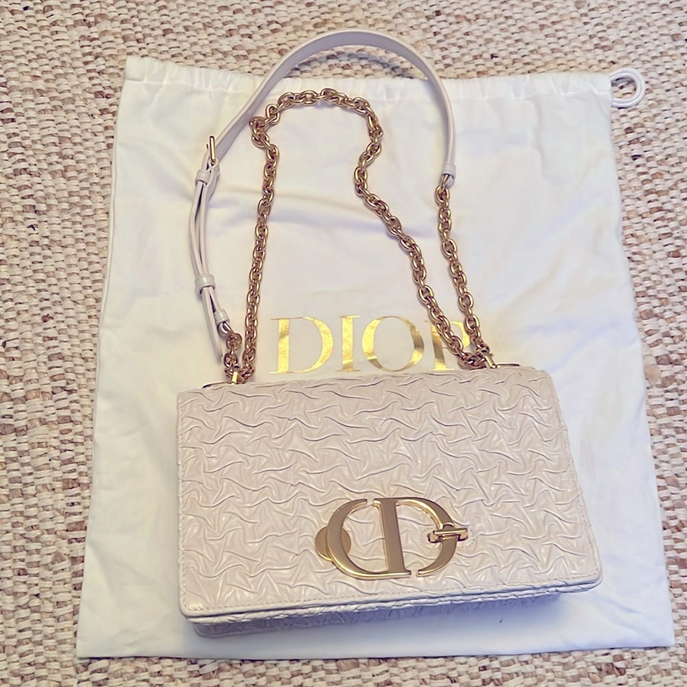 Like new Dior 30 montaigne white with gold hardware